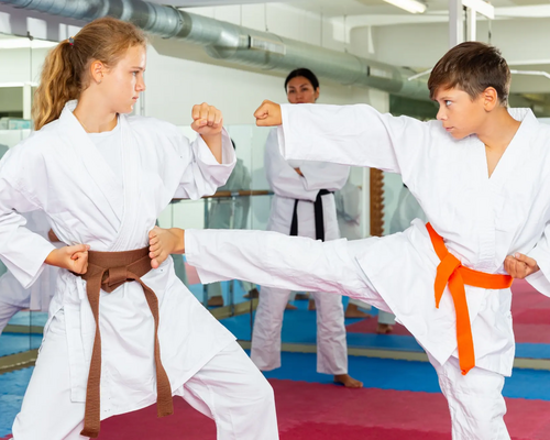 Młodzież w karategach trenująca karate kyokushin