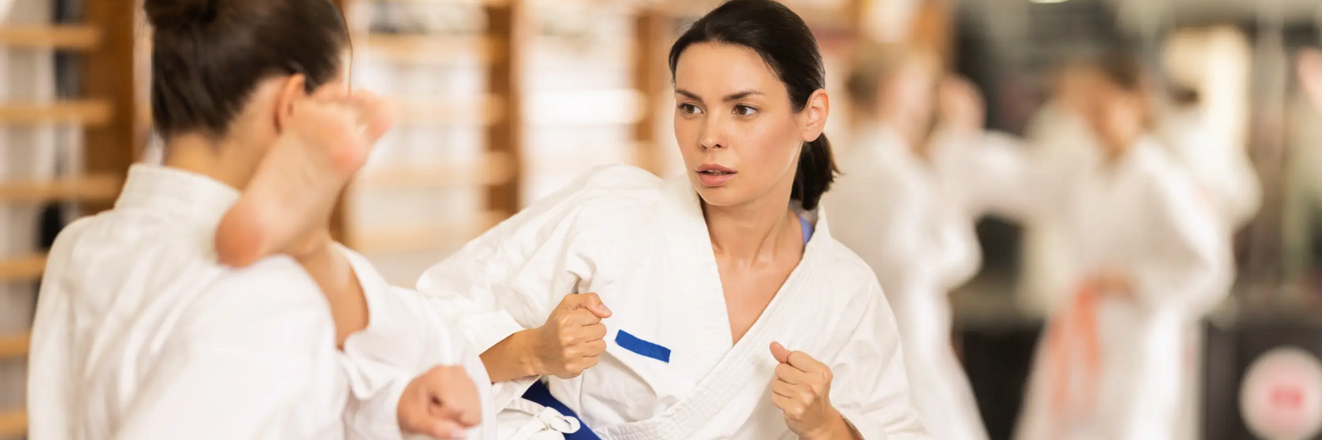 Kobiety w karategach trenujące karate