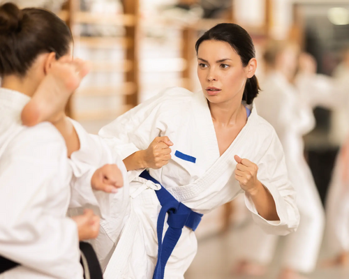 Kobiety w karategach trenujące karate