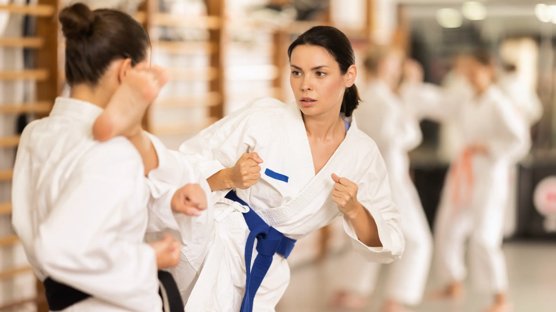 Kobiety w karategach trenujące karate