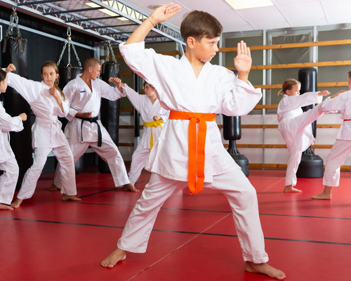 Dzieci w karategach ćwiczące karate