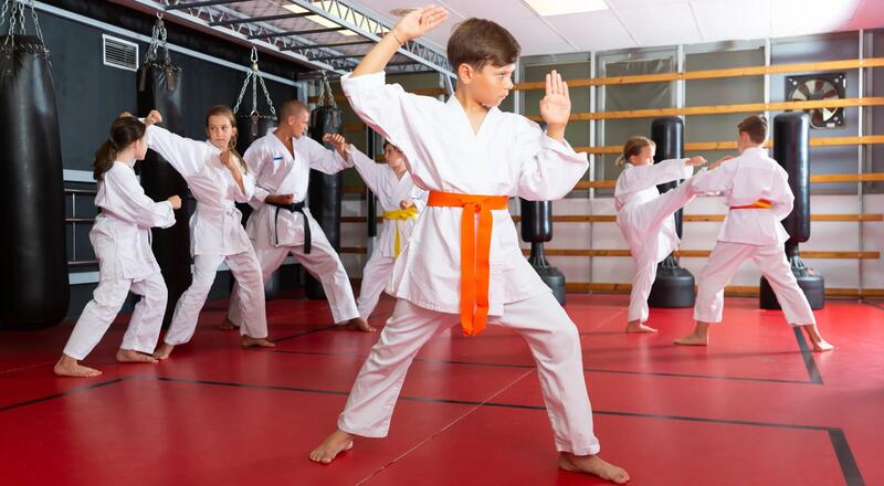 Co daje karate dzieciom? Czy warto zapisać dziecko na karate?