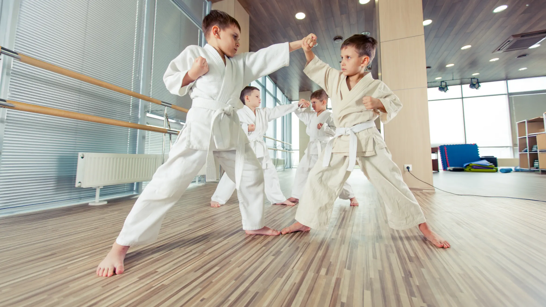 Chłopcy trenujący karate na sali