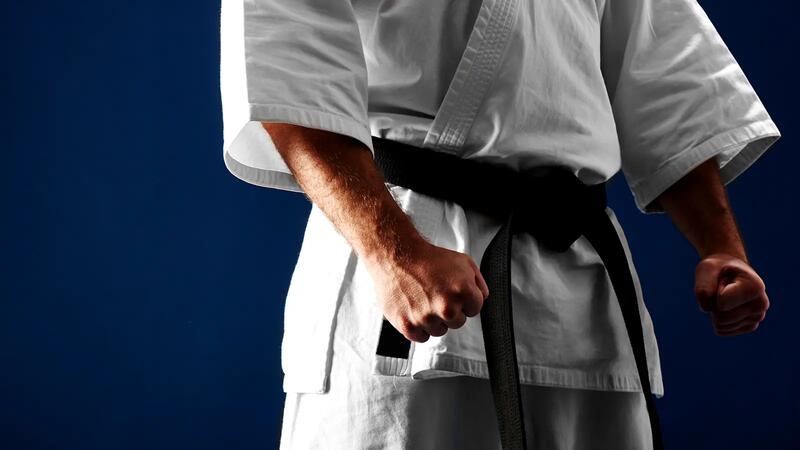Jaką funkcję pełni sensei w treningu karate i innych sztuk walki?