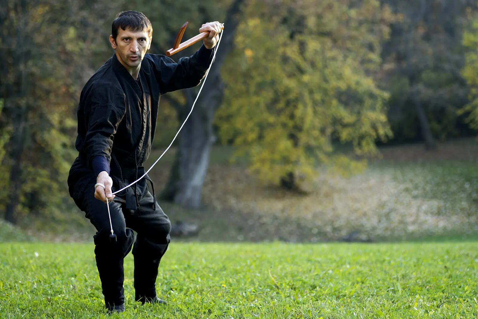Mężczyzna trenujący ninjutsu