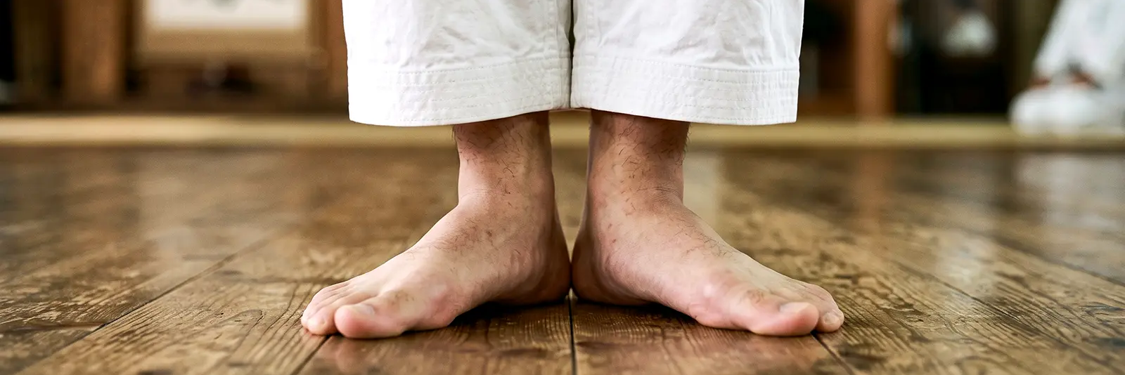 Osoba stojąca w pozycji musubi dachi w karate