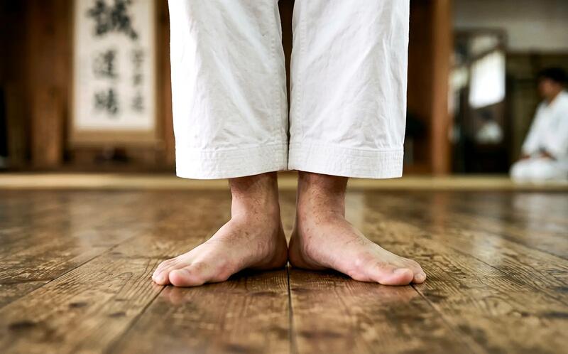 Musubi dachi – co warto wiedzieć o tej pozycji karate?