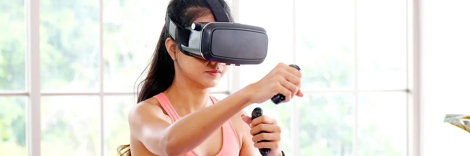 Kobieta w odzieży fitness wykonująca trening VR