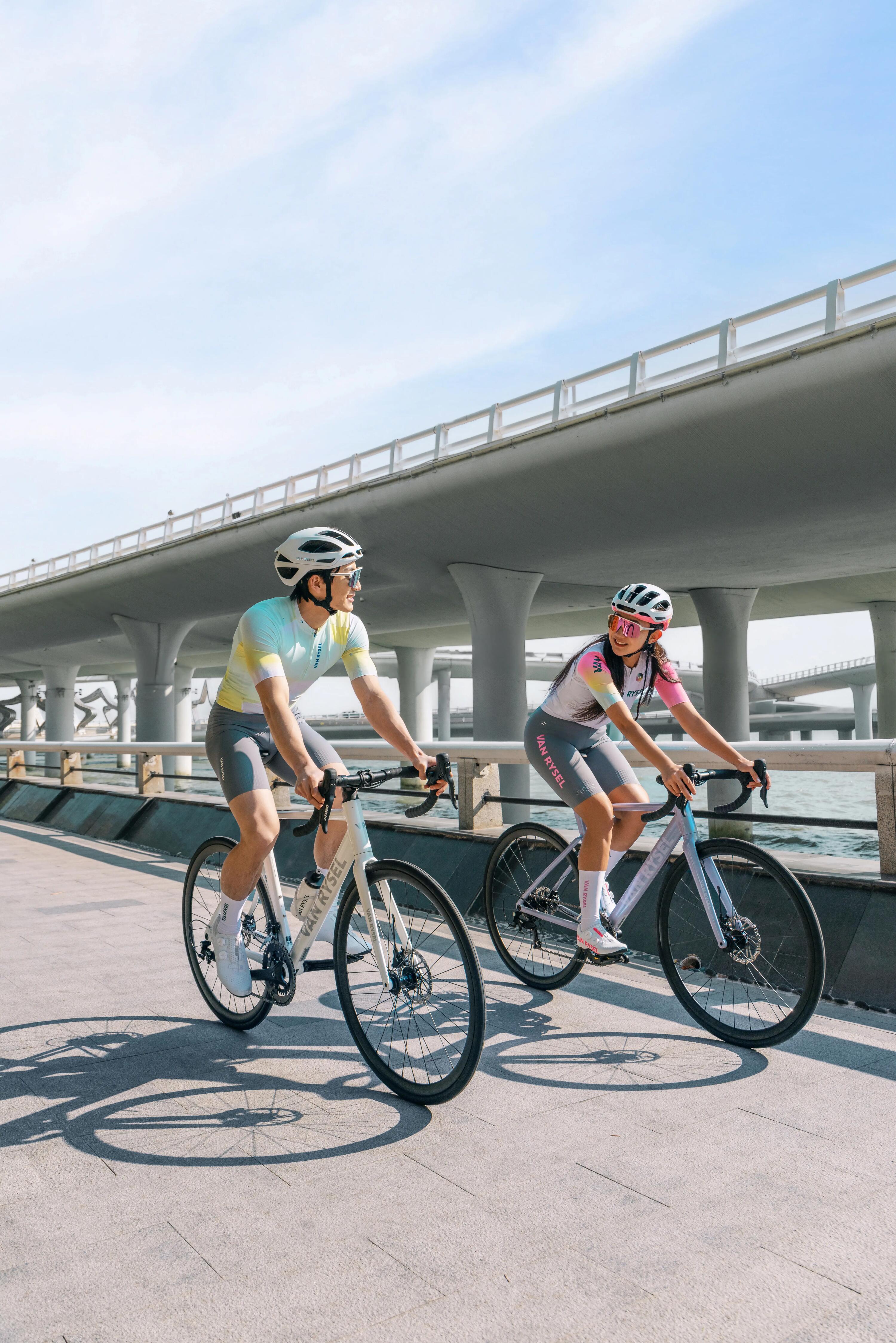 Ein Paar auf dem Fahrrad in der Stadt unterwegs