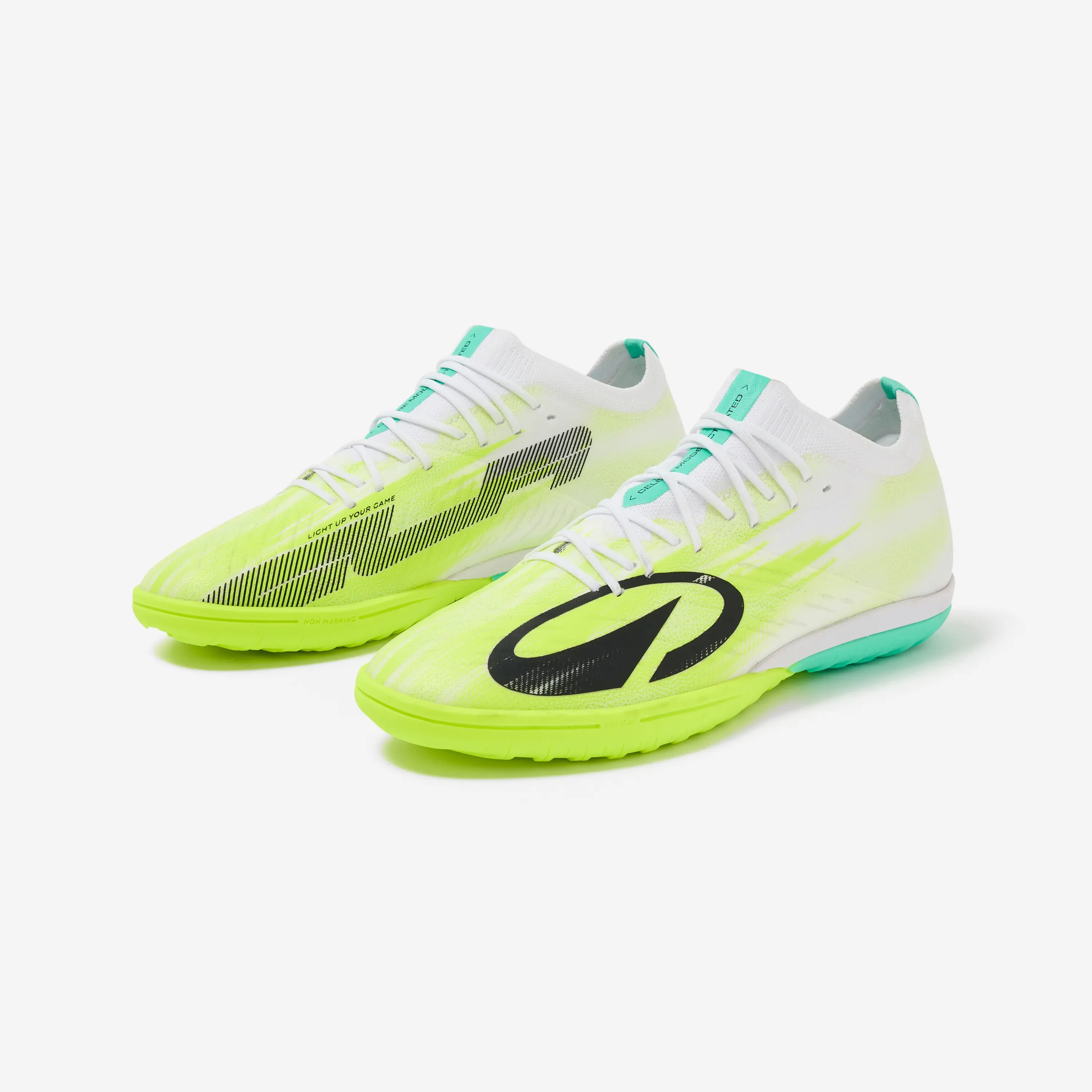 Kipsta Multinockenschuhe TF - CLR Red Storm vor blankem Hintergrund.