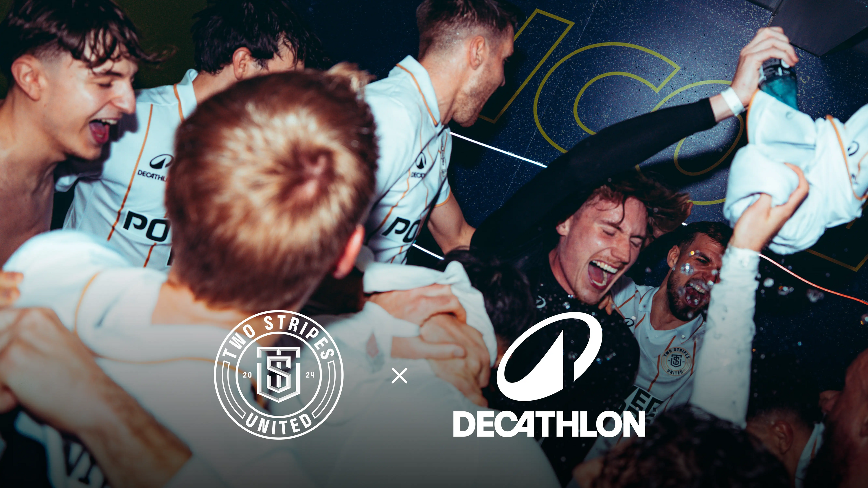 Spieler von Two Stripes United feiern in der Kabine. Vorne stehen in weiß die Logos von Two Stripes United und Decathlon mit einem X dazwischen.