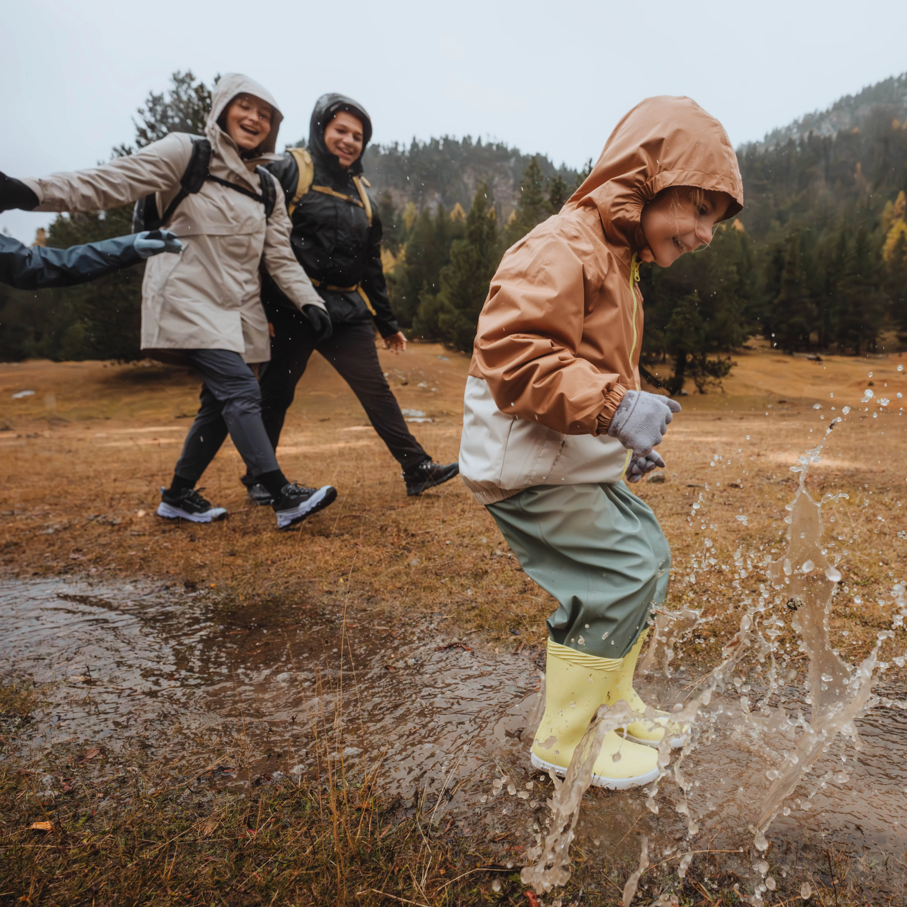 Familie spaziert bei Regen