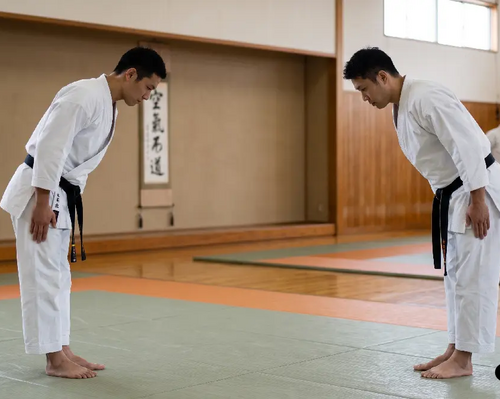 Mężczyźni w karategach witający się przed kumite w karate