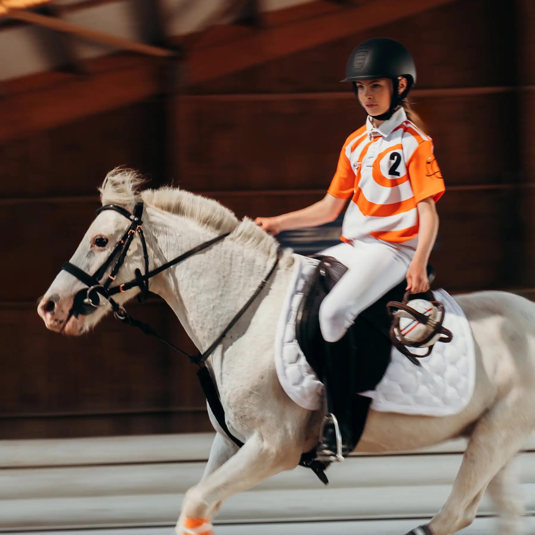 Menina a andar a cavalo