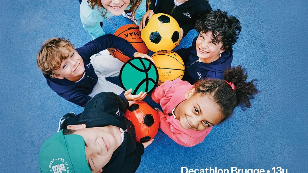 affiche de l'événement sportxplore mons 2026 avec la date et l'heure (image en plongée d'enfants avec des ballons)