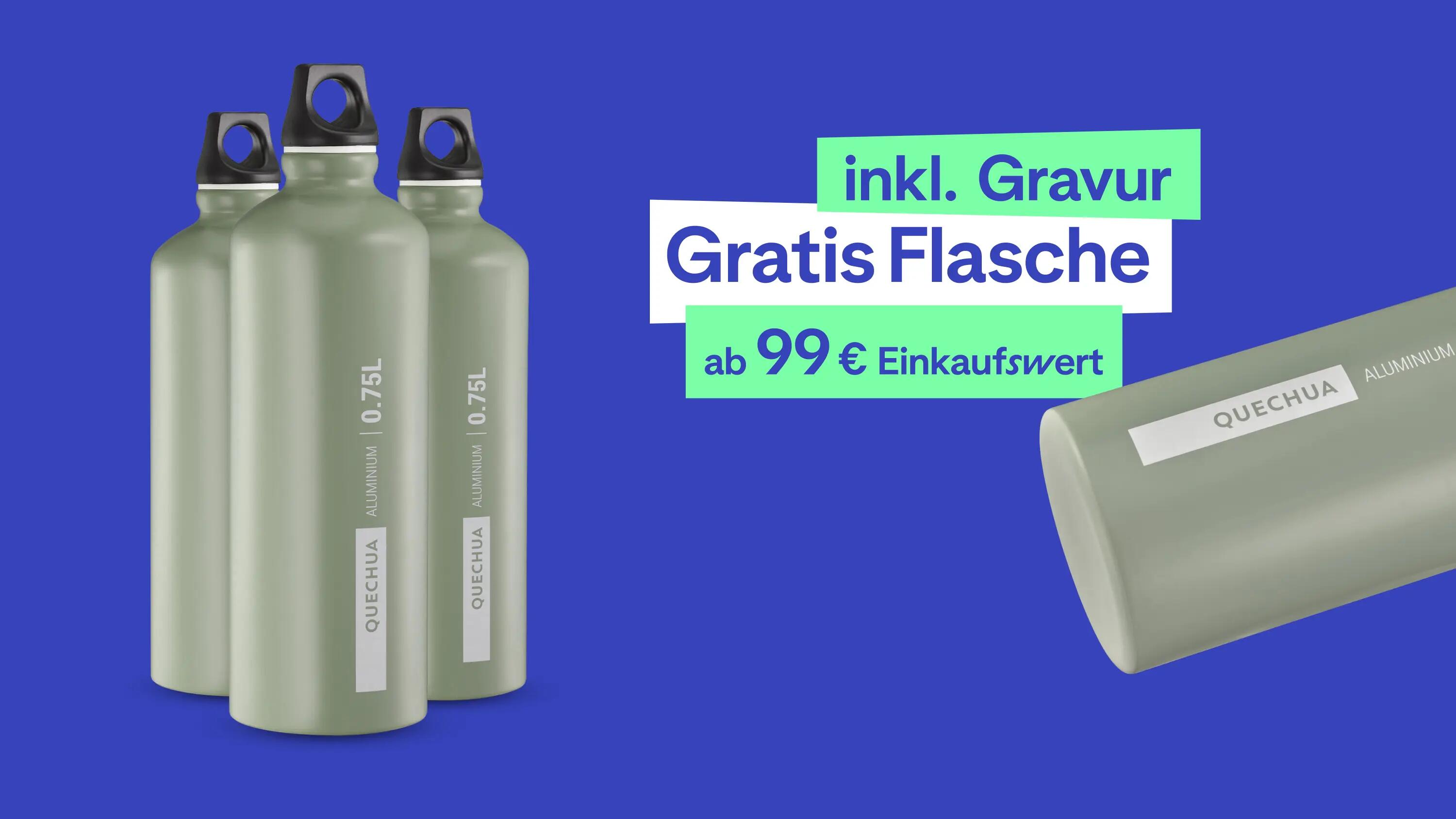 Ein Werbebild auf blauem Hintergrund, das eine Werbeaktion für Quechua-Trinkflaschen bewirbt. Links stehen drei olivgrüne Aluminium-Trinkflaschen (0,75L), rechts liegt eine weitere Flasche schräg im Bild. Zentral ist folgender Text in farbig hinterlegten Blöcken platziert: „inkl. Gravur“, darunter „Gratis Flasche“, und unten „ab 99 € Einkaufswert“.