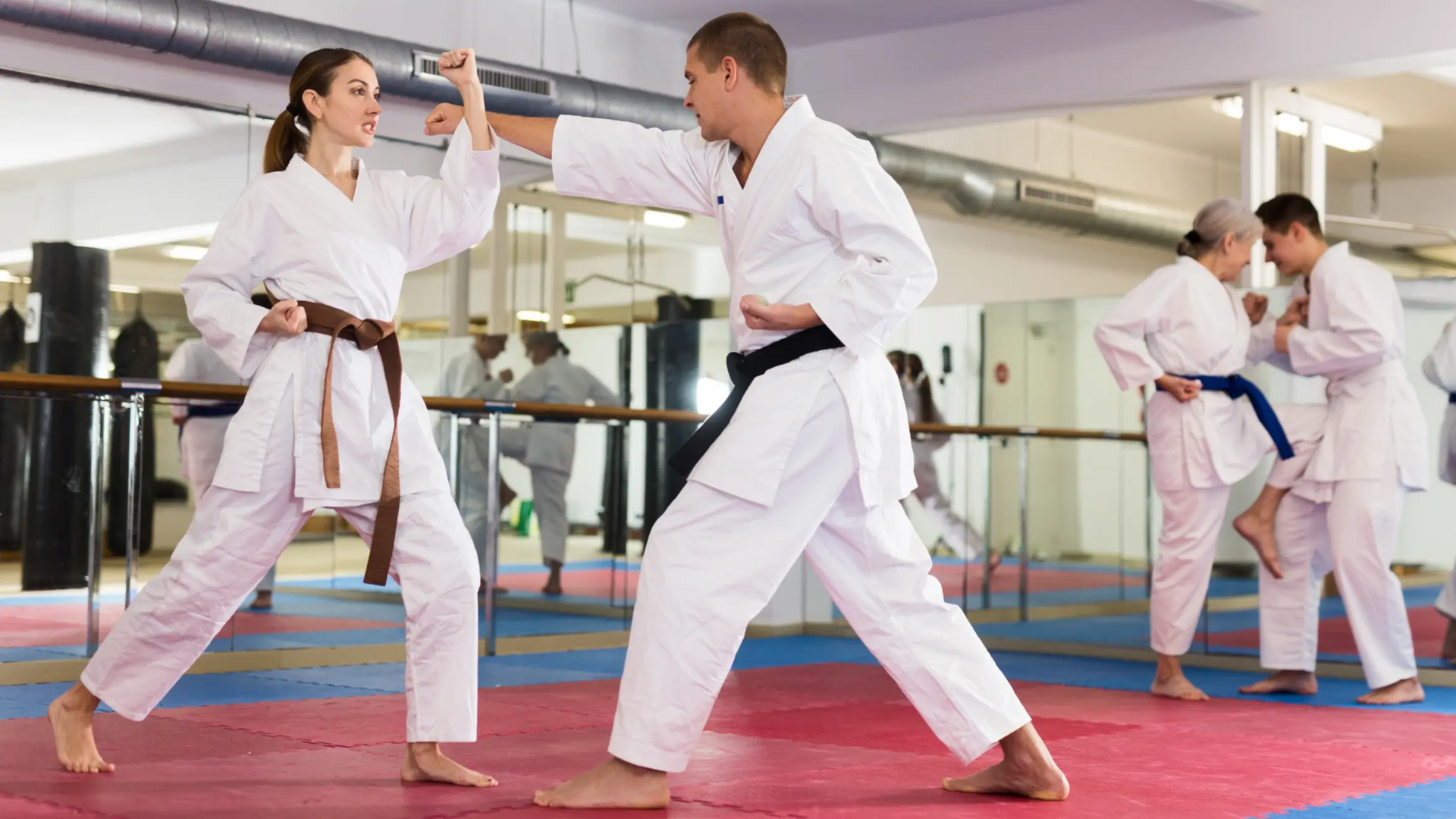 Osoby w karategach trenujące ciosy karate