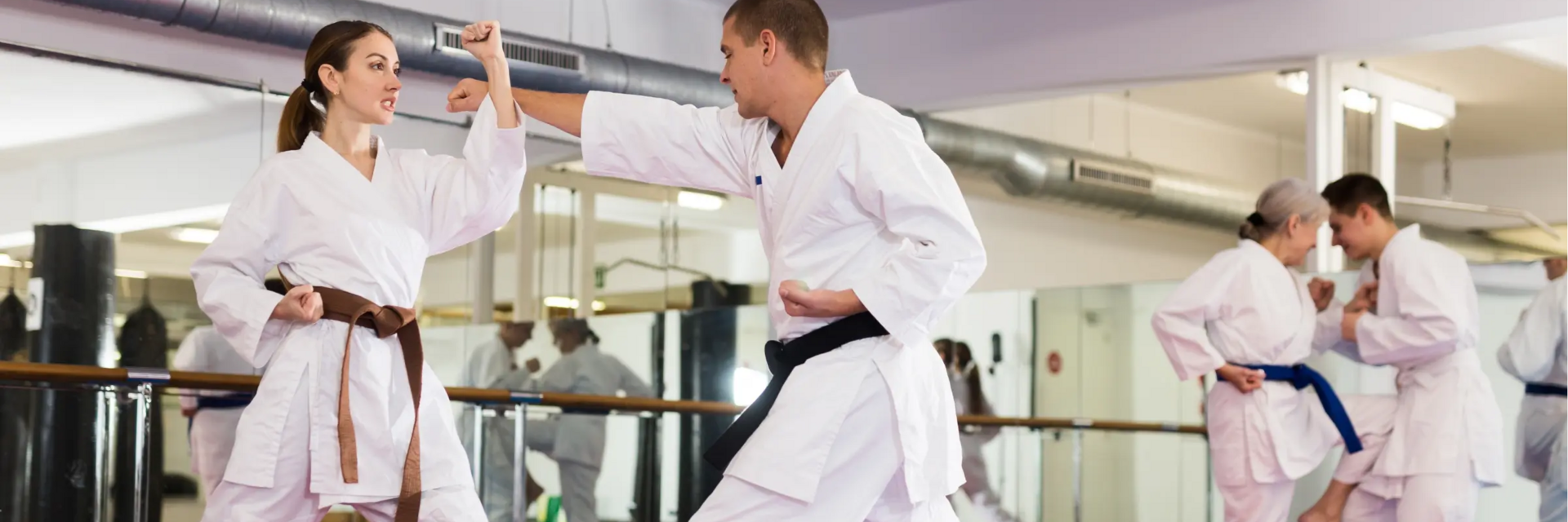 Ludzie w karategach trenujący karate
