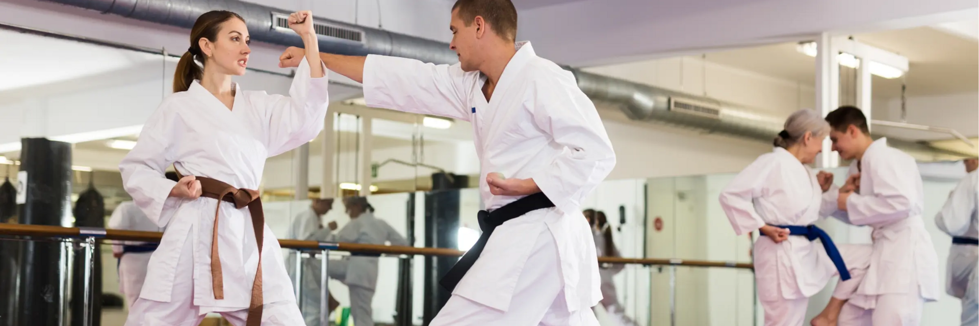 Ludzie w parach trenujący ciosy w karate