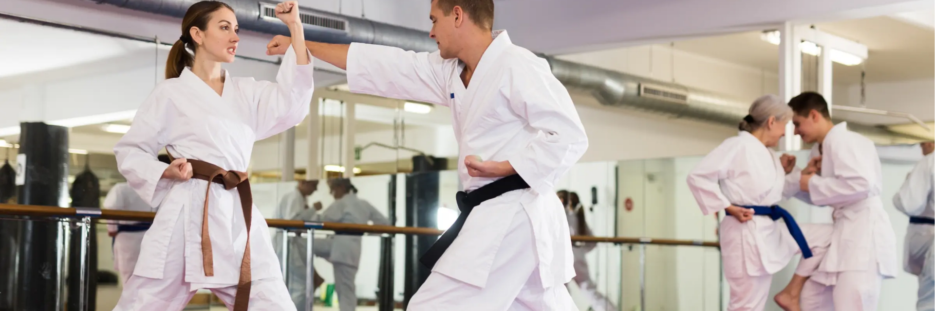 Ludzie w parach trenujący ciosy w karate