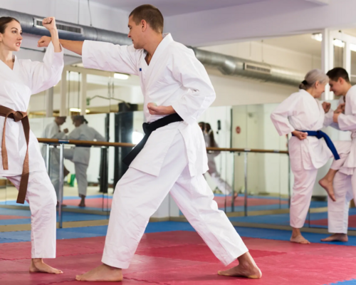 Ludzie w parach trenujący ciosy w karate