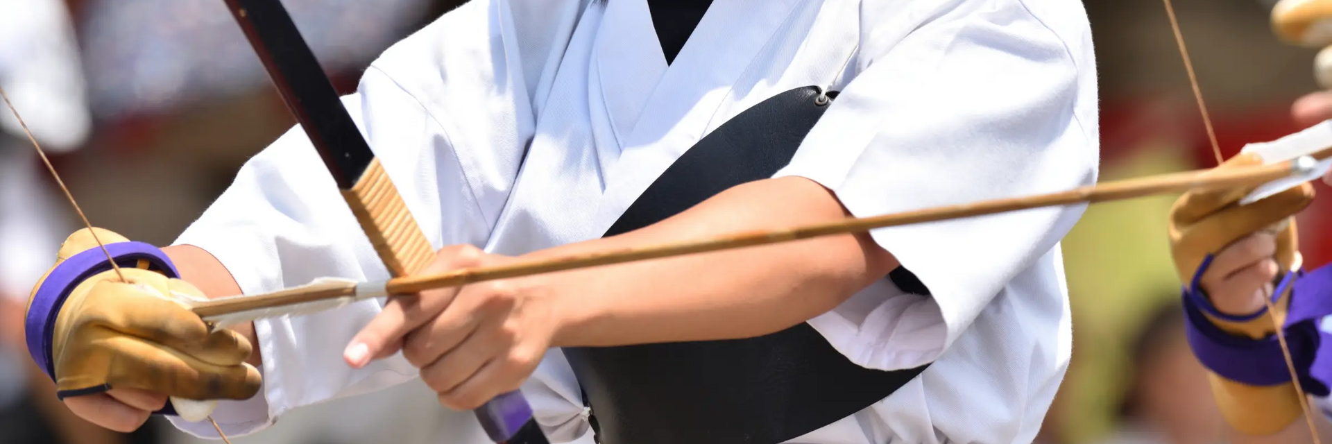 Mężczyzna trenujący kyudo