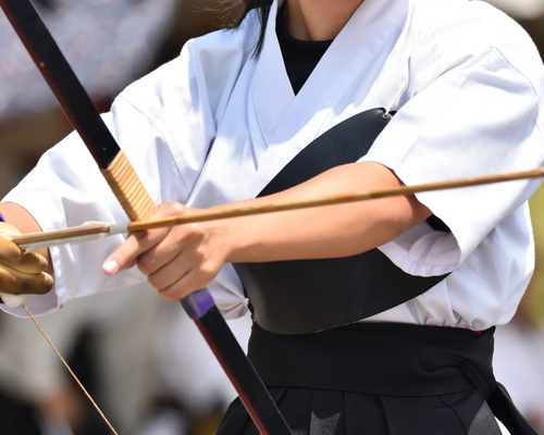 Mężczyzna trenujący kyudo