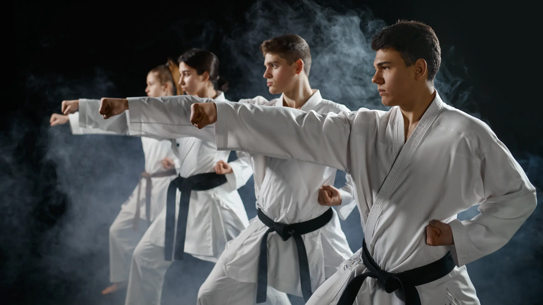 Młodzież w karategach trenująca karate