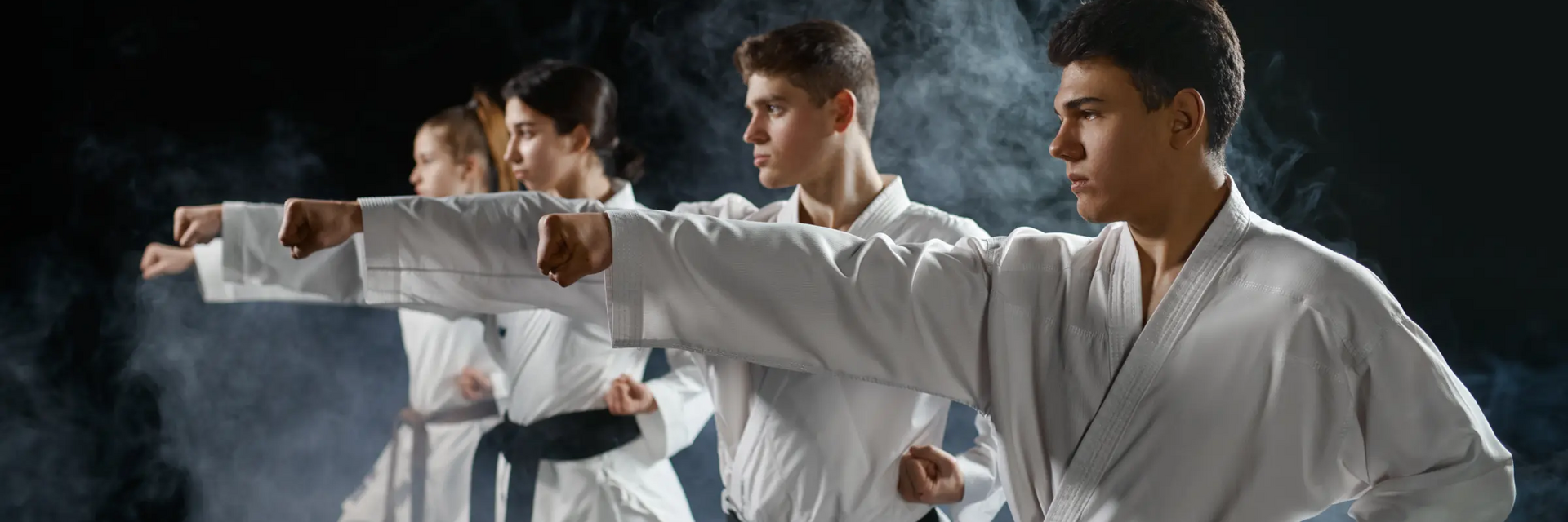Młodzież w karategach trenująca karate