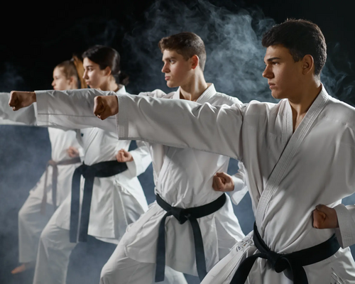 Młodzież w karategach trenująca karate