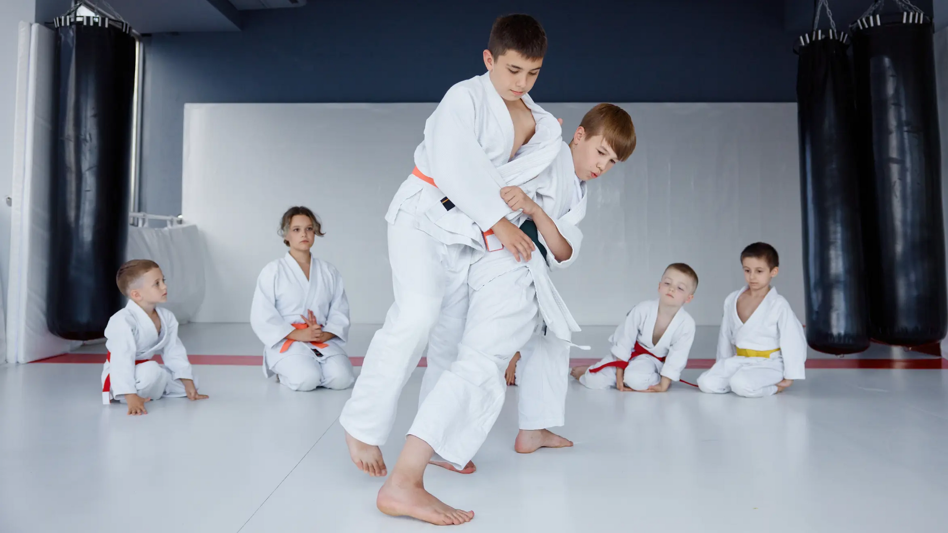 Chłopcy trenujący soto maki komi w judo