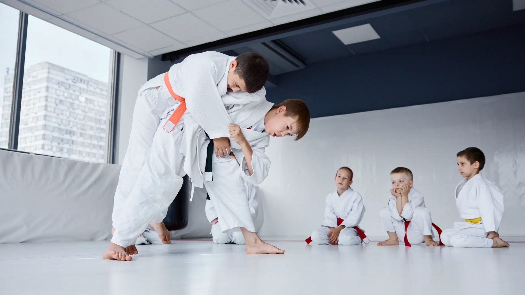 Chłopcy trenujący soto maki komi w judo