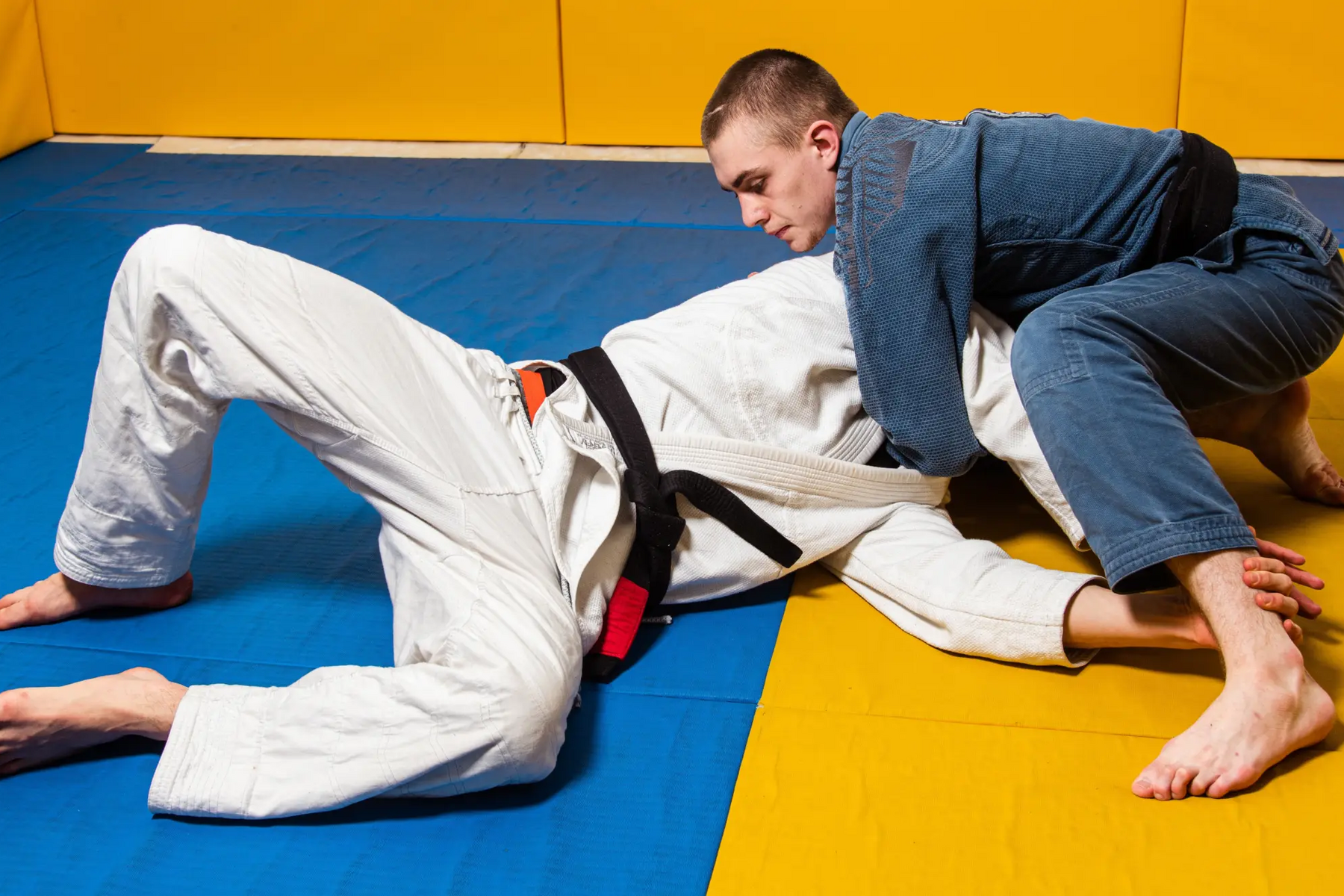 Mężczyźni trenujący judo na macie