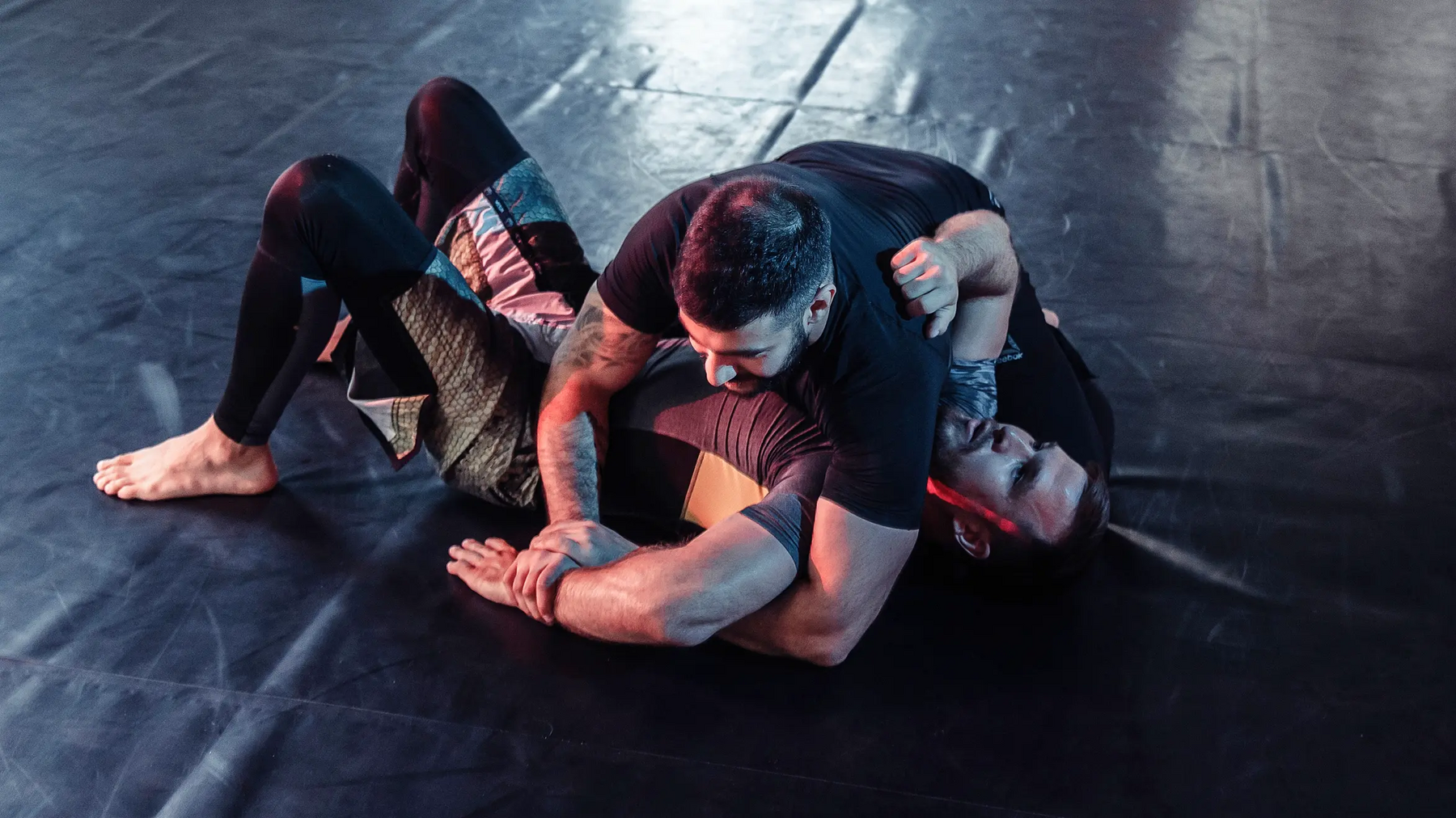 Mężczyźni trenujący balacha mma