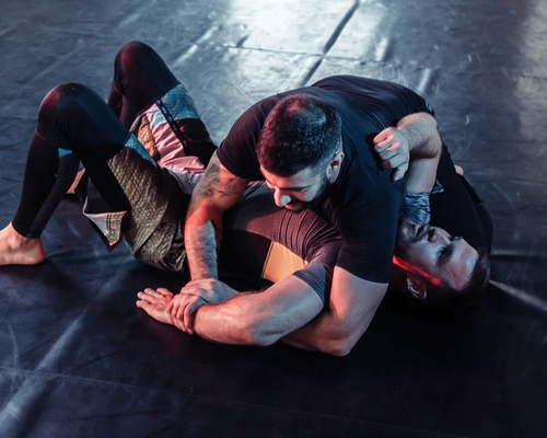 Mężczyźni trenujący balacha mma