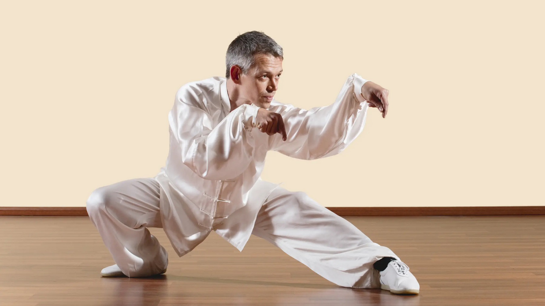 Mężczyzna trenujący styl modliszki w kung fu