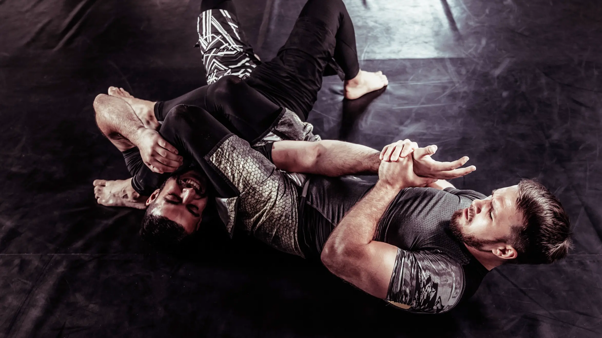 Mężczyźni trenujący balacha mma