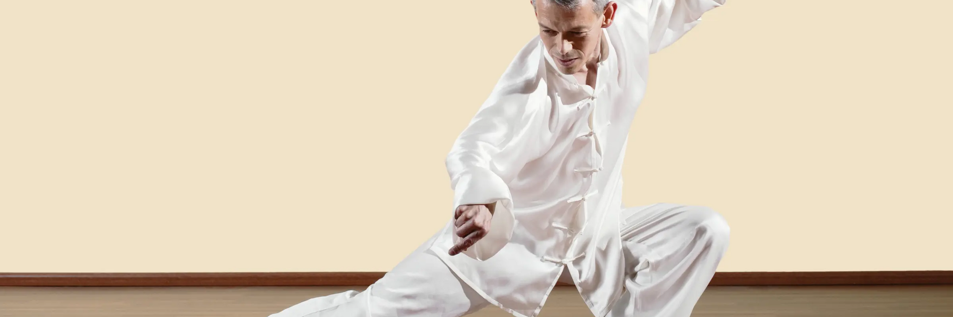 Mężczyzna trenujący styl modliszki w kung fu