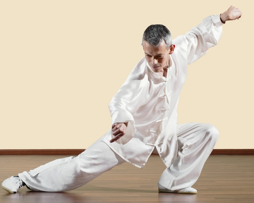 Mężczyzna trenujący styl modliszki w kung fu
