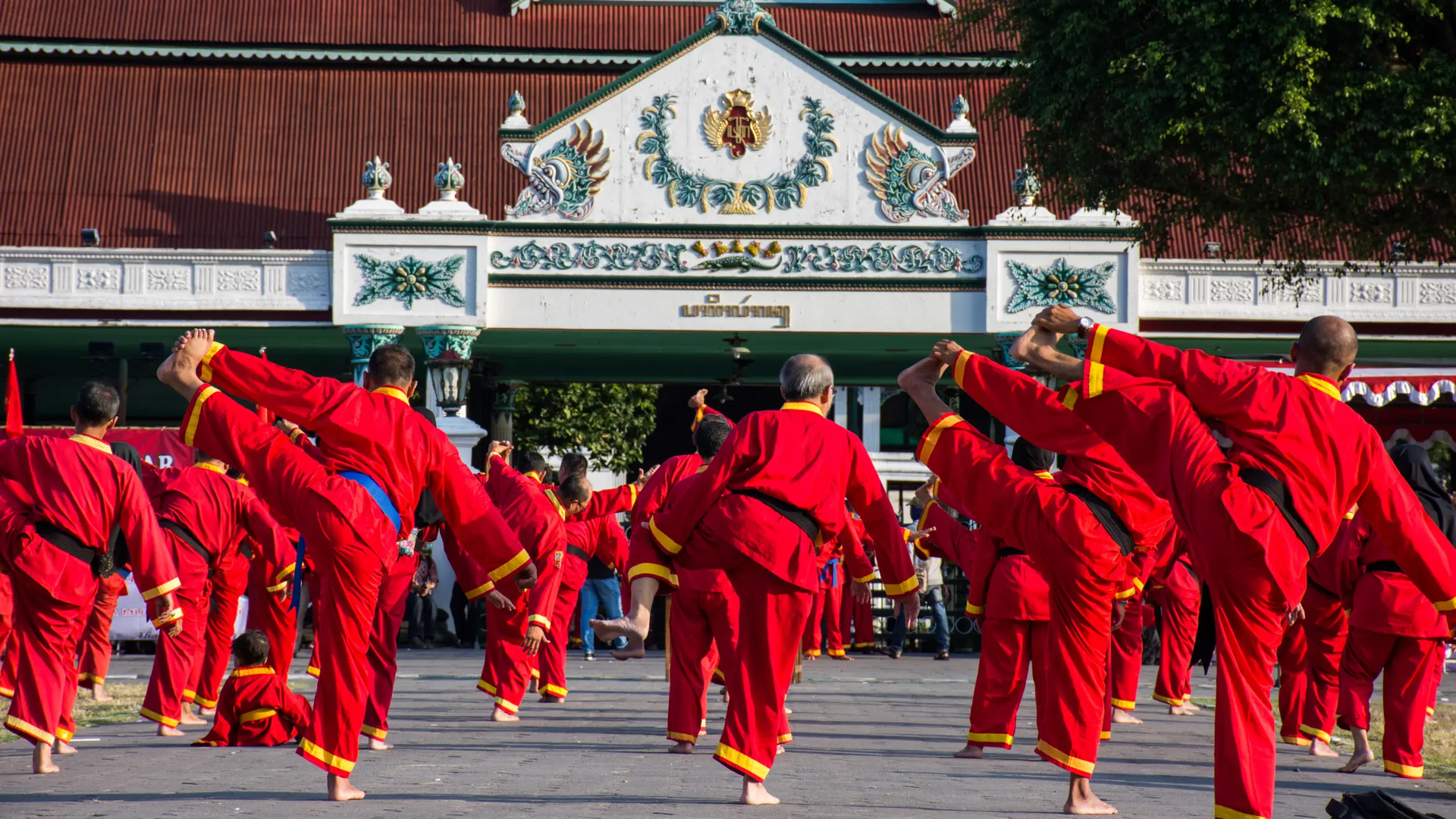 Mężczyźni w karategach trenujący pencak silat