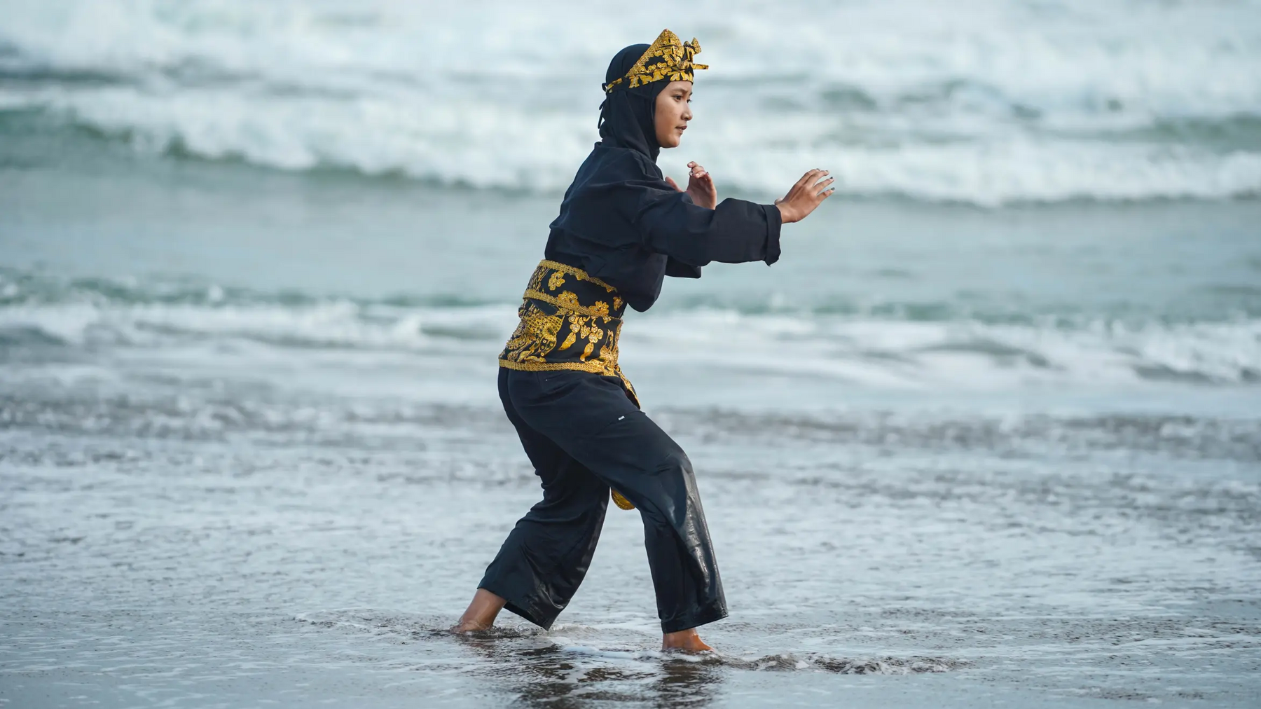 Kobieta trenujaca pencak silat w wodzie