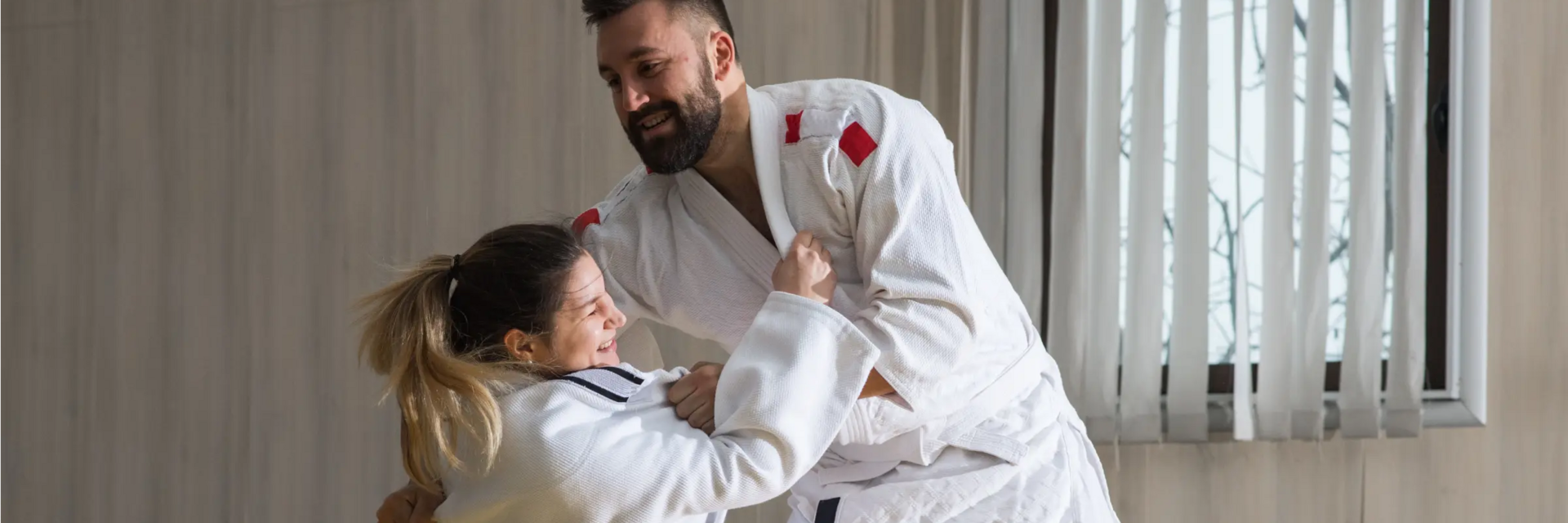 Trener trenujący z kobietą w judogach judo