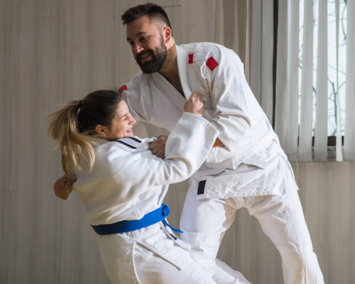 Trener trenujący z kobietą w judogach judo
