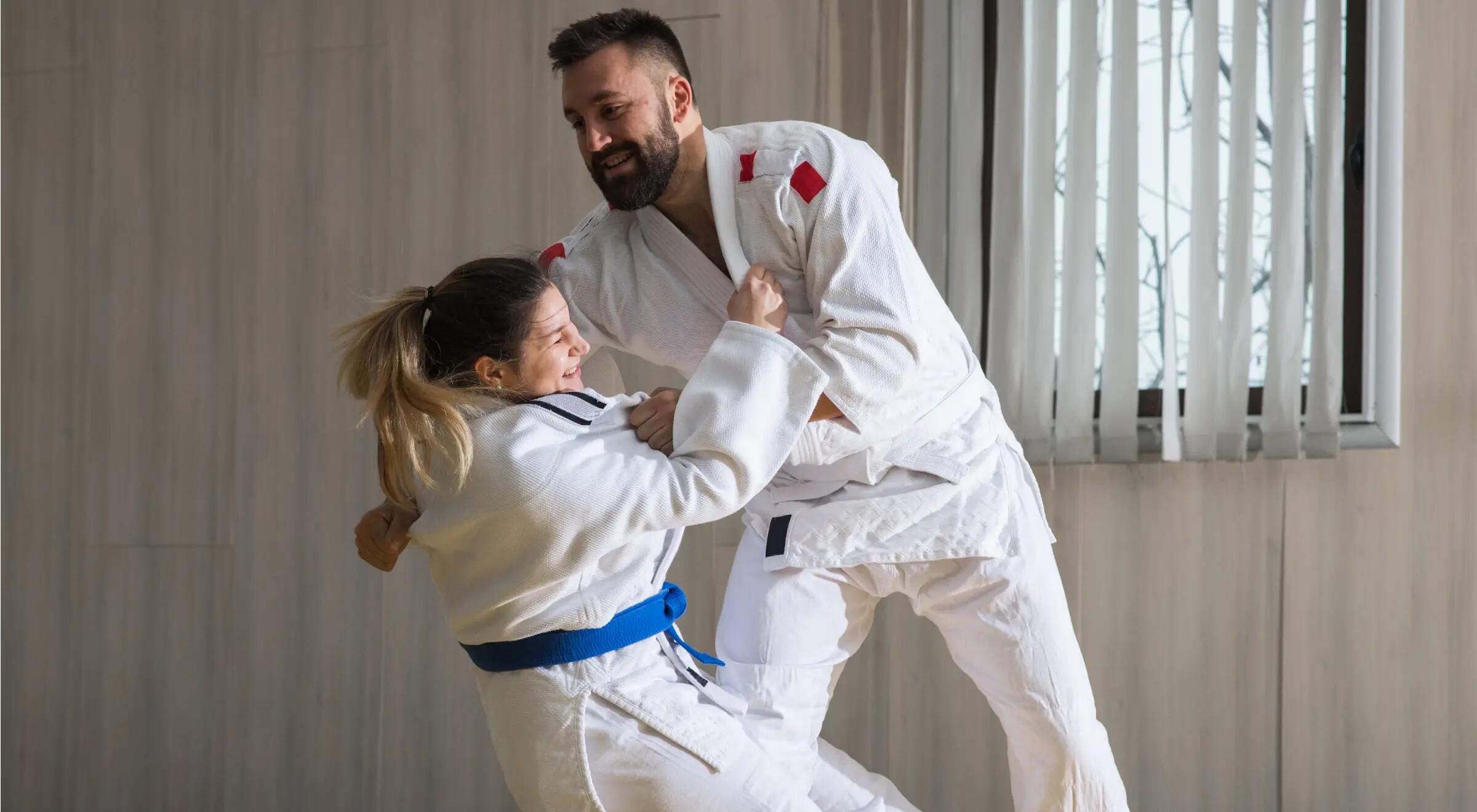 Trener trenujący z kobietą w judogach judo