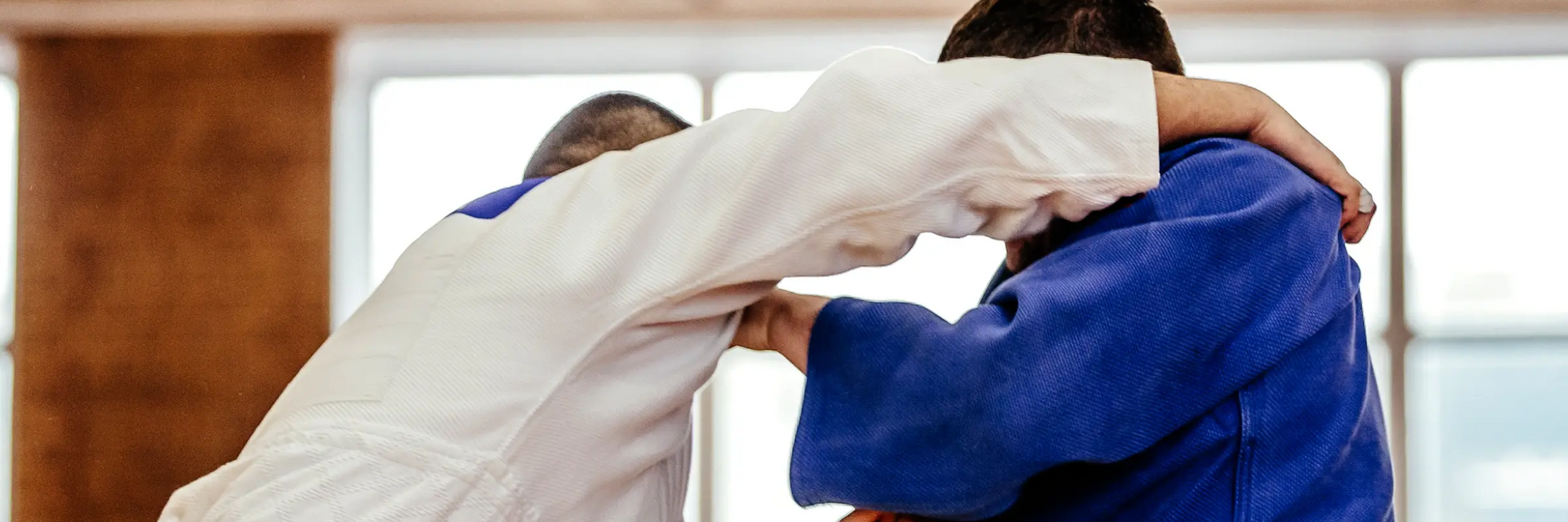 Mężczyźni trenujący randori w judo