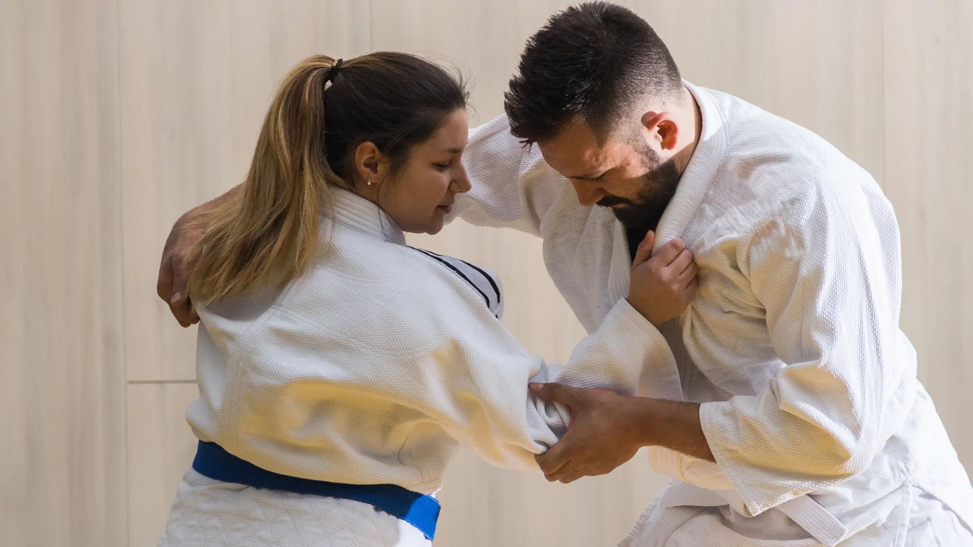 Mężczyzna z kobietą trenujacy tani otoshi w judo
