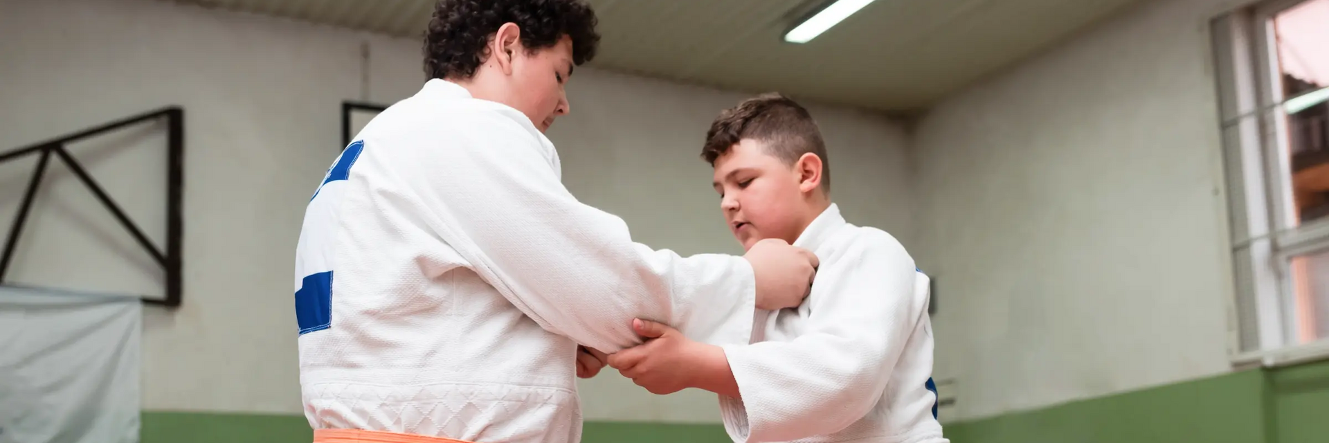 Chłopcy w judogach trenujący judo