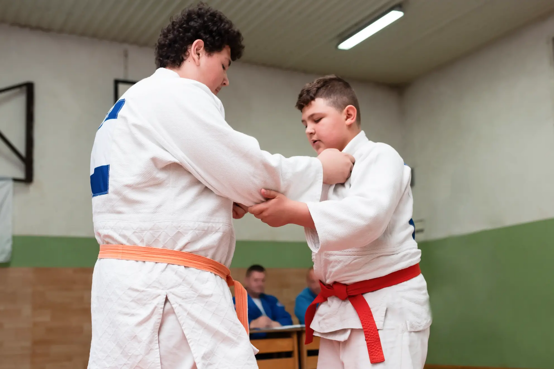 Dwóch chłopców w judogach trenujący tani otoshi