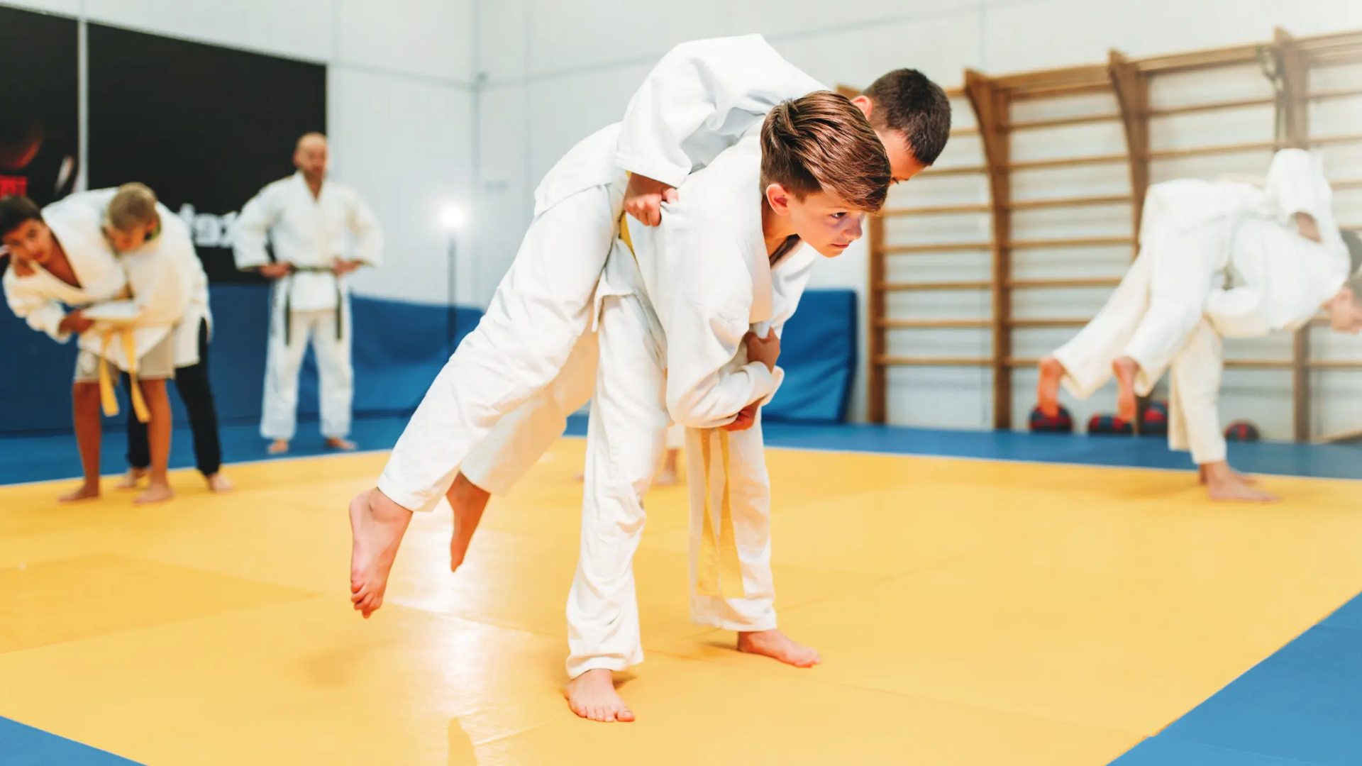 Dzieci trenujące na zajęciach judo seoi nage