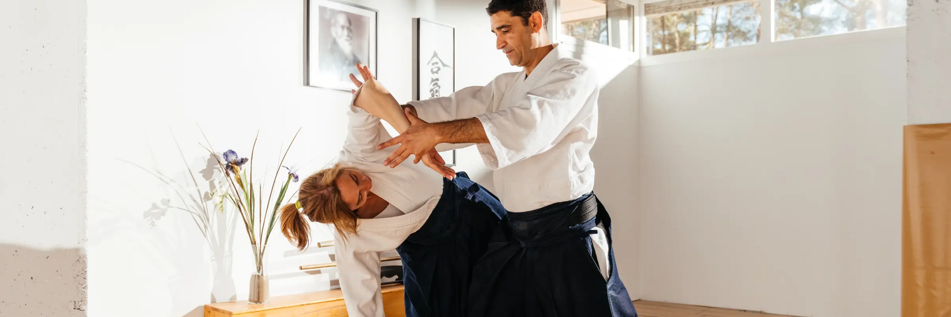 Mężczyzna z kobietą trenujący qin na chwyt w kung fu